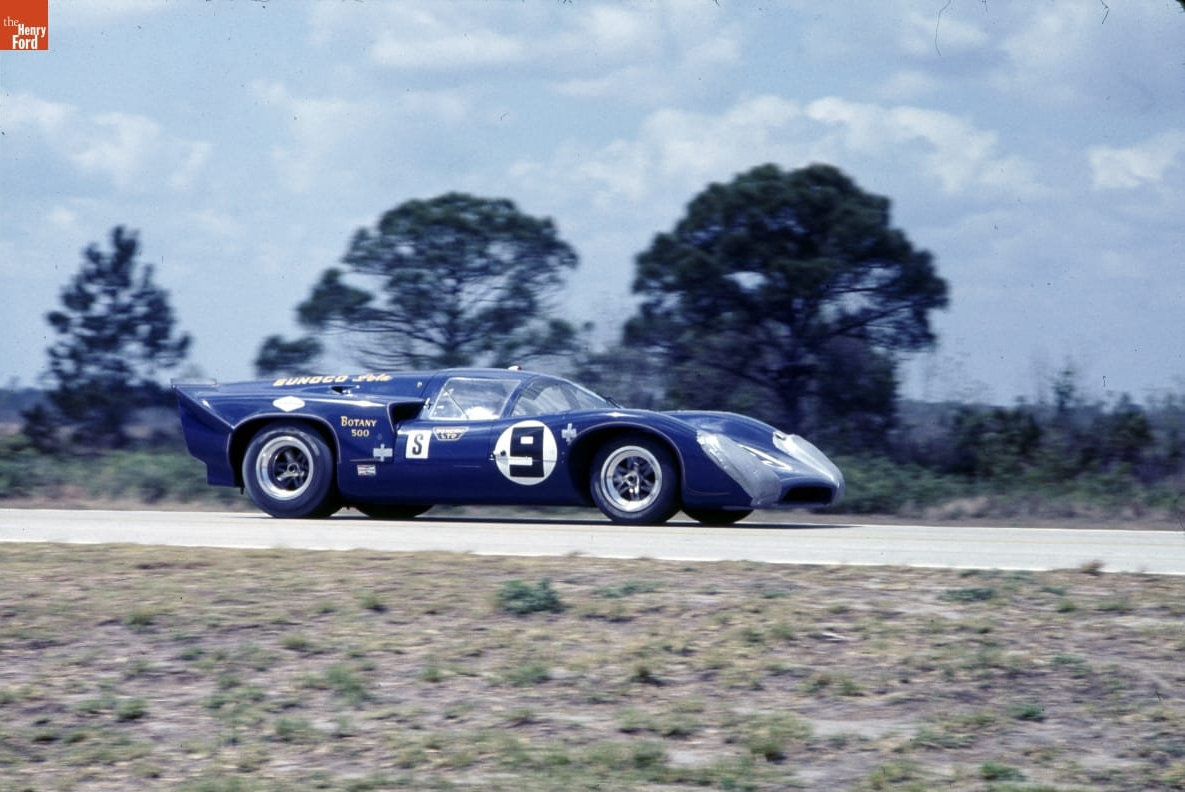 洋書 LOLA T70　The Racing History & ~ 背割れあり Lola T70: The Design, Development & Racing History
